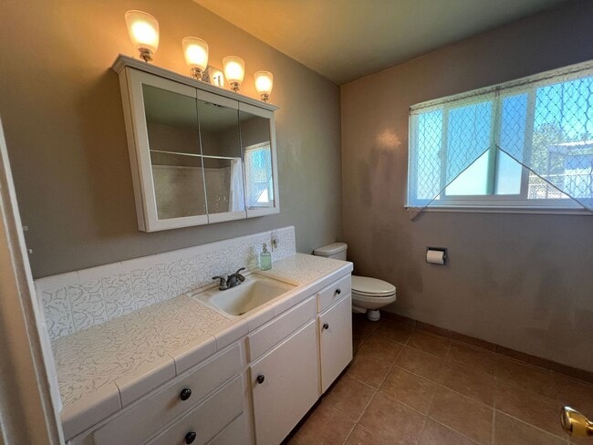 Building Photo - 2 bedroom country home in Escalon!