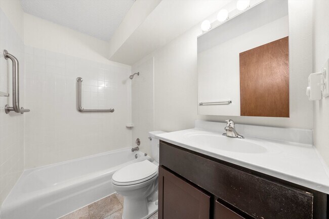 Building Photo - 609 E 3rd St