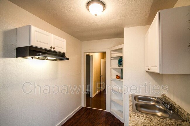 Building Photo - 932 Poinsettia St