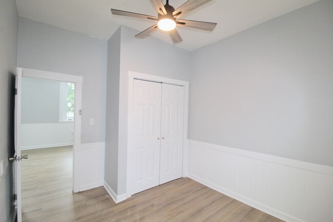 Building Photo - Larger Renovated 2 Bed / 1 Bath Apartment ...