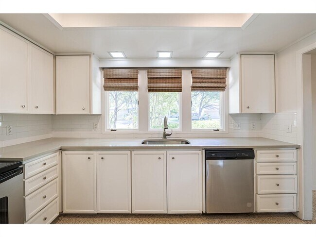 Building Photo - 6100 Mountainclimb Dr