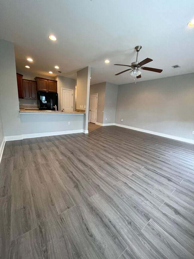 Building Photo - 122 Iron Horse Dr E