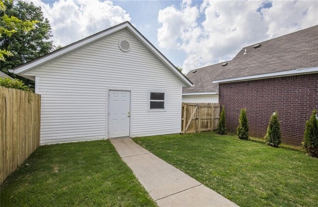 Building Photo - 536 Founders Park Dr W