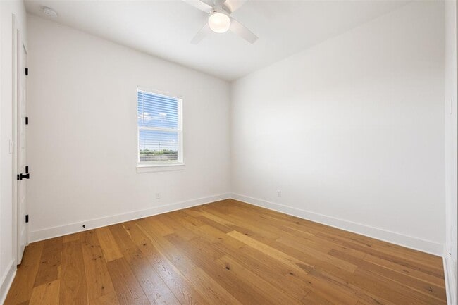 Building Photo - 308 2nd St