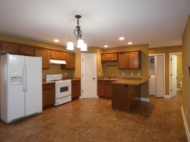 Building Photo - 627 N Edgemere Dr