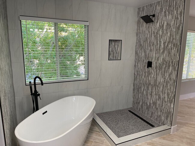 Building Photo - **GORGEOUSLY REMODELED & CLEAN!!  3BD-2 1/2BA HOME IN SILVERADO RANCH !!  *** ONLY $2,190 ***