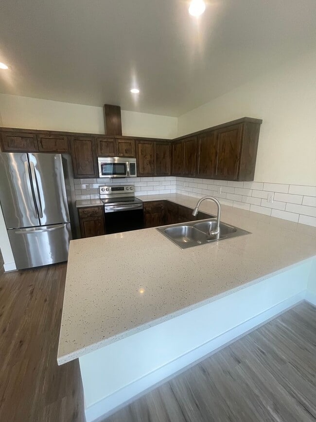 Building Photo - Stunning Modern Three Bedroom Duplex in Le...