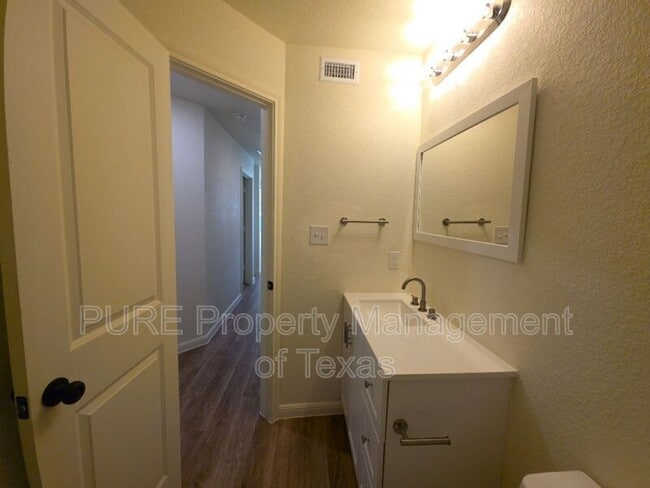 Building Photo - 2002 W 2nd St