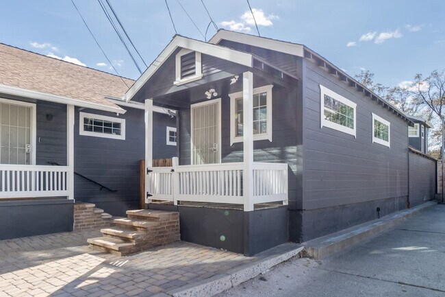 Building Photo - 142 Bell St