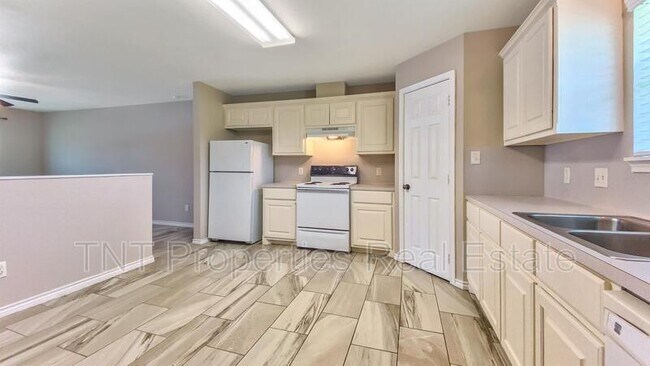 Building Photo - 9834 Risky's Ranch Dr