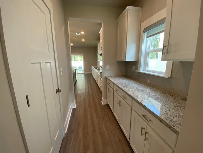 Building Photo - 5 bedrooms 3 bathroom Smart Home