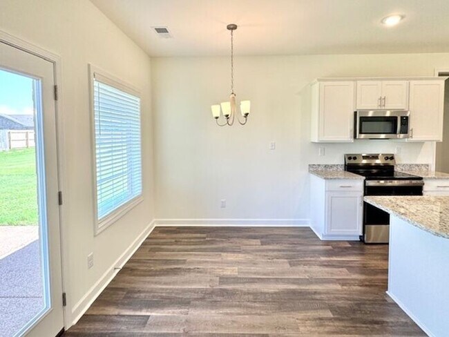 Building Photo - Move In Special! Half off August Rent. Con...