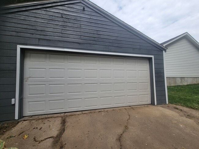 Building Photo - Modern Living 2/1 Newly Remodeled Peoria H...