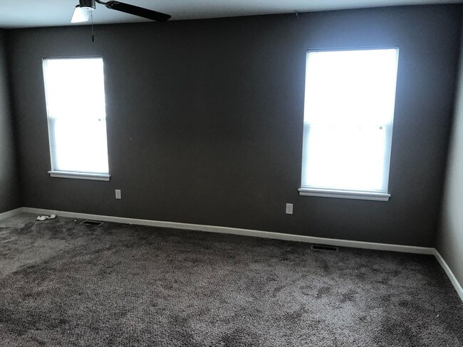 Building Photo - Newer 3 Bed 2 Car Townhome in Grain Valley