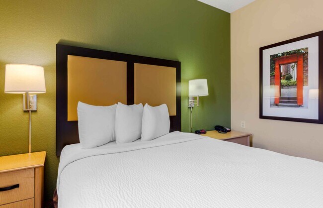 Building Photo - Furnished Studio-Phoenix - Airport - Tempe