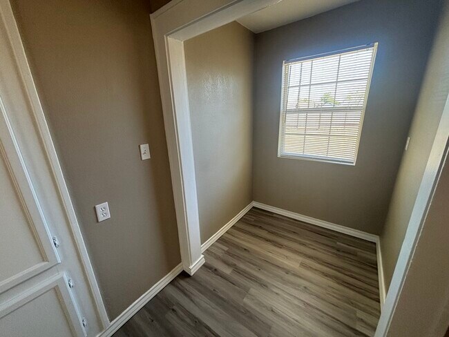 Building Photo - Spacious 3 bed 2 bath home, move in ready