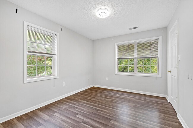 Building Photo - University Woods Retreat: 4 BR/4 Bath minutes to NCSU!