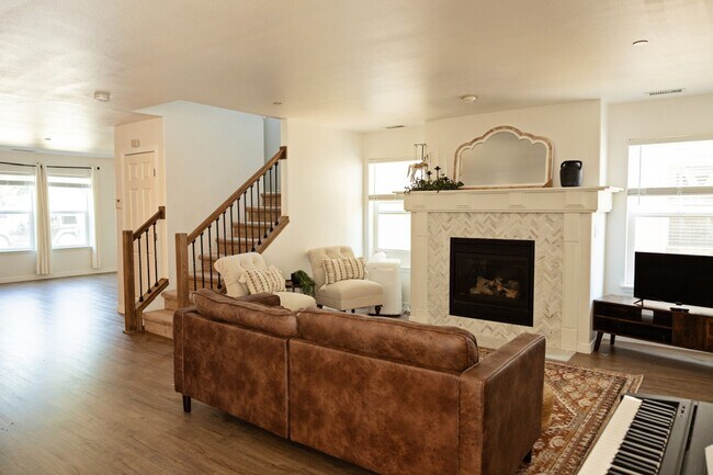 Building Photo - Updated 4 Bedroom DuPont Home for Rent