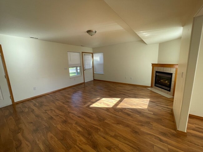 Building Photo - Pet Friendly Townhome in South Kalispell!
