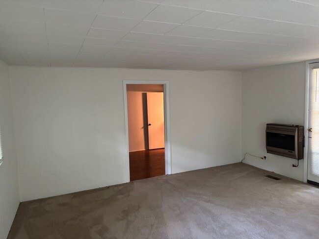 Building Photo - 3 Bedroom house newly renovated