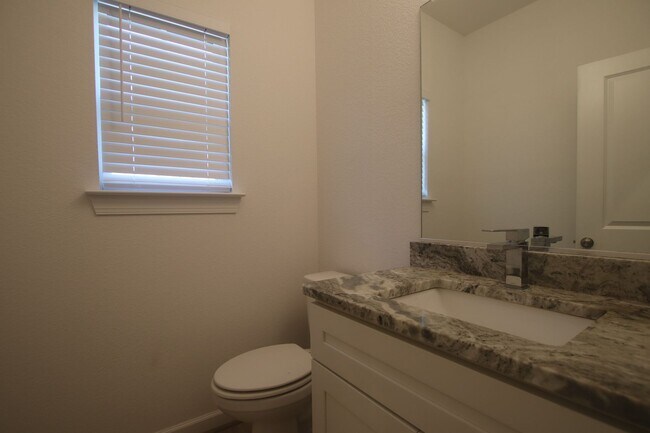 Building Photo - Contemporary 4bd/3.5ba in excellent location