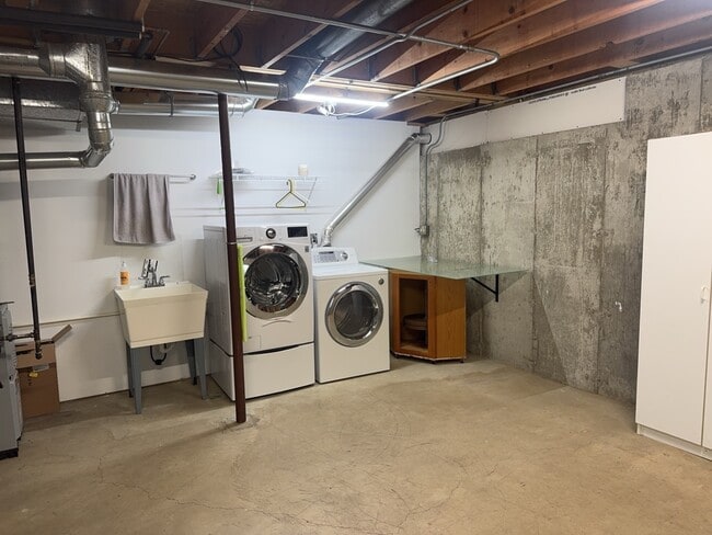 Building Photo - 3829 Eastway Dr