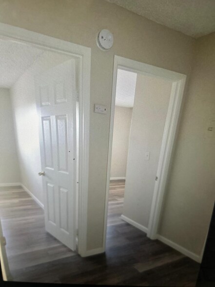 Building Photo - 2 bedroom 1 bath