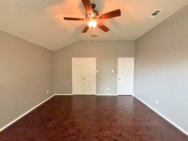 Building Photo - 9120 Goldenview Dr