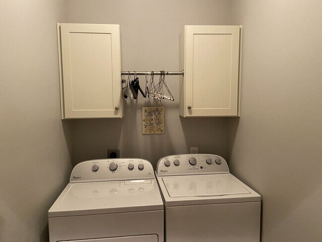 Building Photo - 4BR/4.5BA Furnished Townhome For Rent