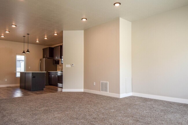 Building Photo - 705 E 730 N