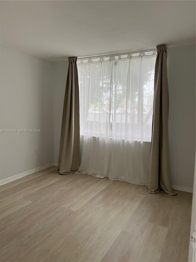 Building Photo - 1740 NW N River Dr