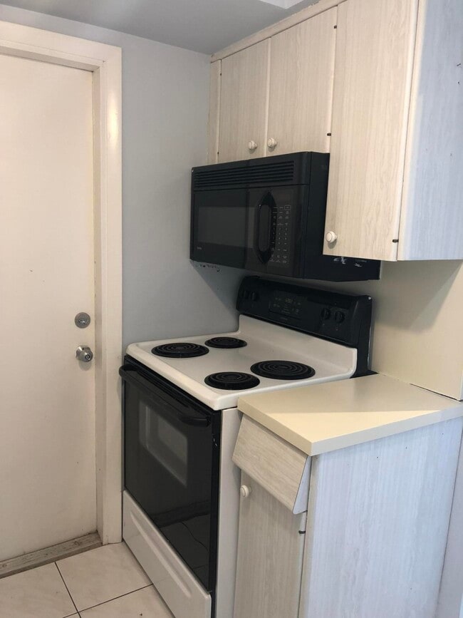 Building Photo - 698 NE Spanish River Blvd