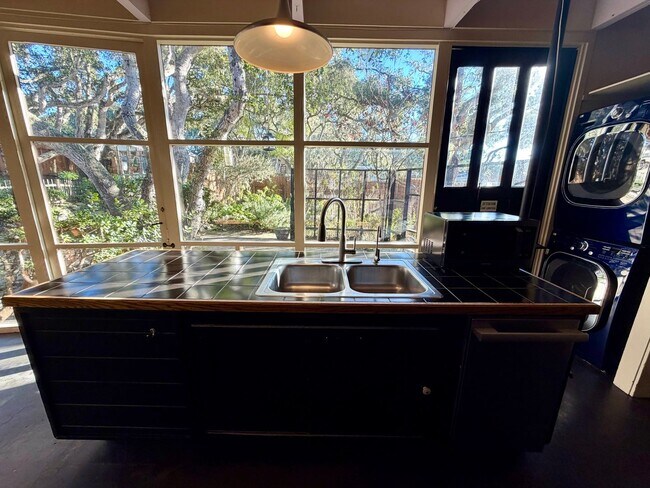 Building Photo - Unique 2 bedroom 2 bath home in Pacific Grove!