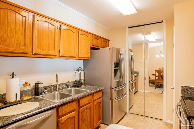 Building Photo - 7171 N 9th Ave