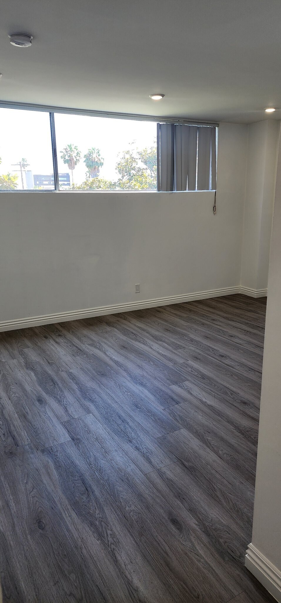 Building Photo - 303 N Swall Dr