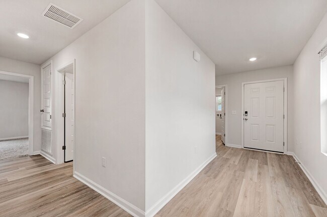 Building Photo - Beautiful 3BR Home with Privacy-Fenced Backyard in The Woodlands