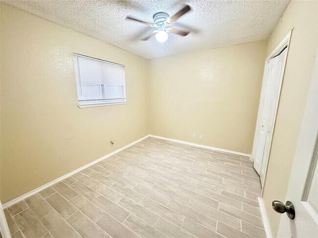 Building Photo - 4302 Scottsdale Rd