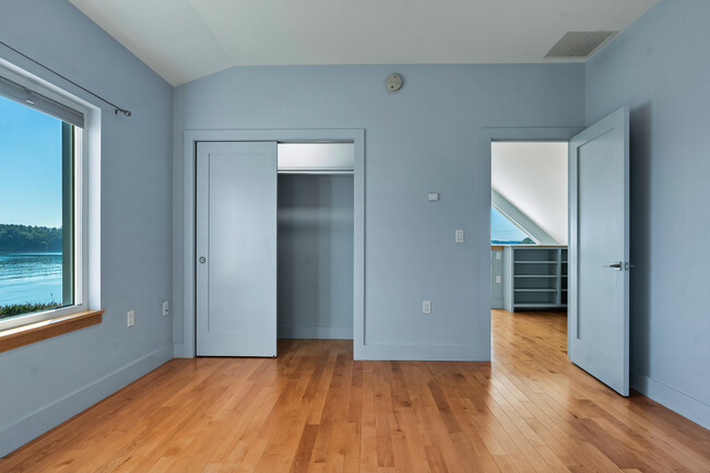 Building Photo - 1 Shoreline Dr