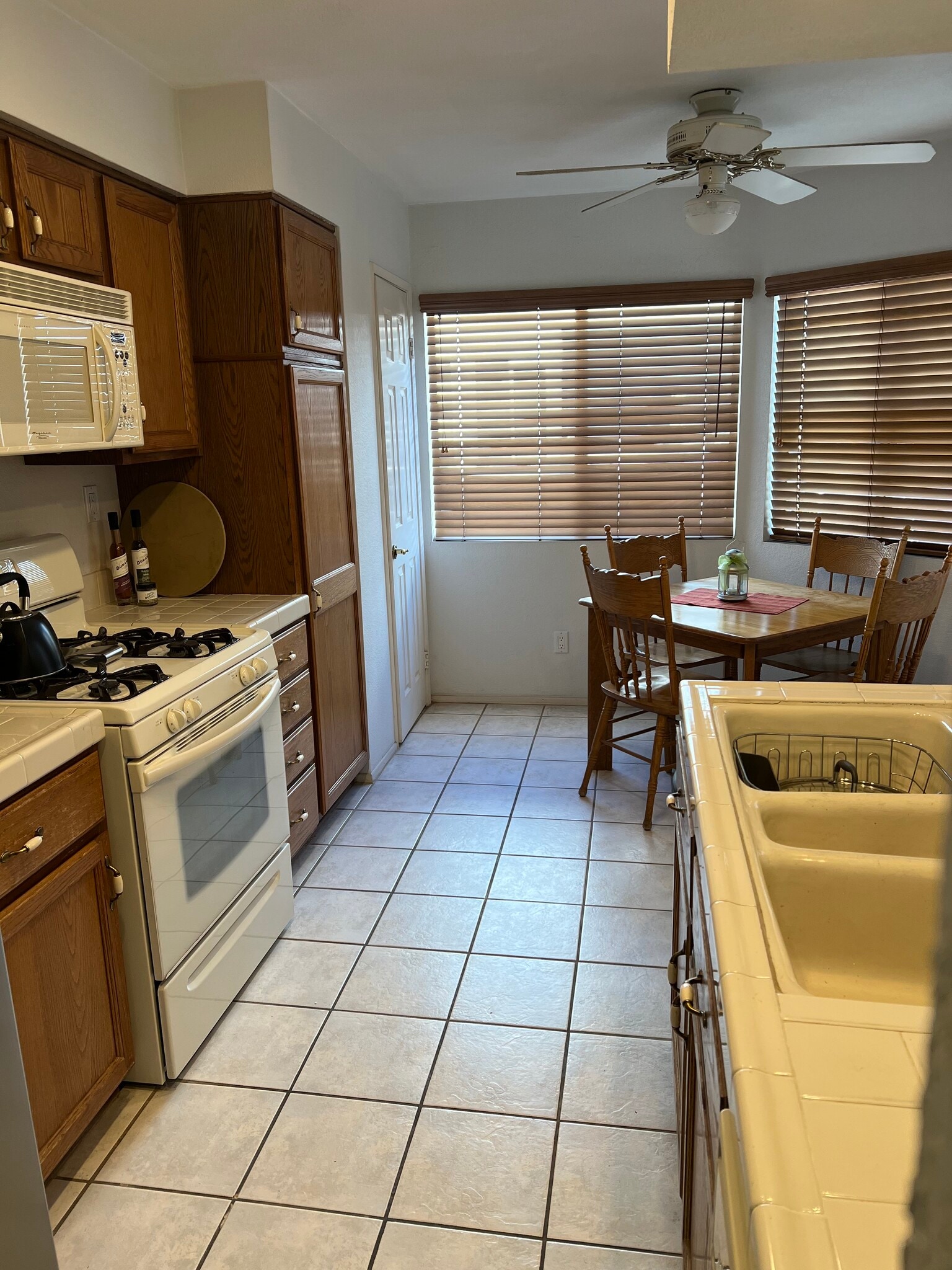 Kitchen - 5455 Sylmar Ave