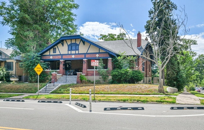 Building Photo - $1,295.00, 1 bed, 1 bath newly renovated basement unit located in Denver.