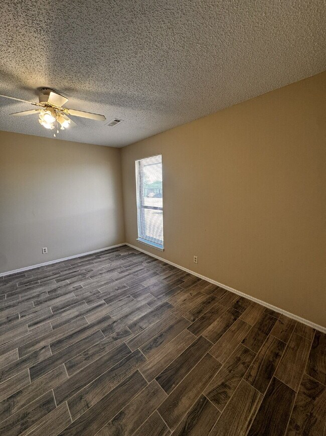 Building Photo - 1820 S 13th Pl