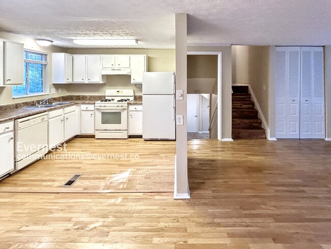 Building Photo - 493 Village Square Ct