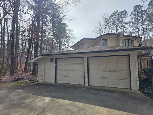 Building Photo - Private 4 bed 3 bath home located in Marietta on 4.5 acres