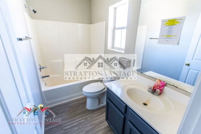 Building Photo - 2185 N Mosley Dr