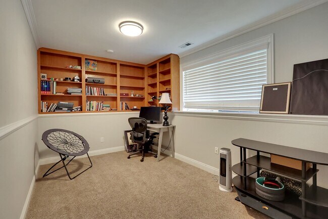 Building Photo - Just like New Home in Steilacoom