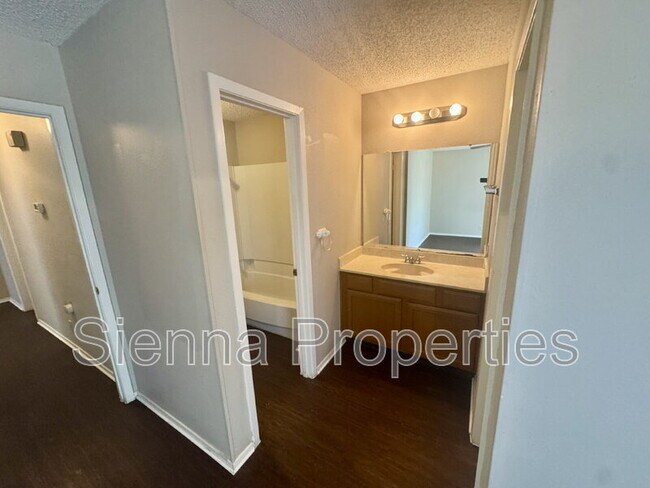 Building Photo - 7208 Lilac Ln