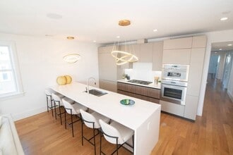 Building Photo - 726 E 8th St