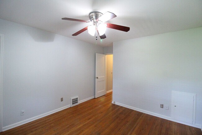 Building Photo - August FREE On This 2 Bedroom 1 Bath Home In Roeland Park