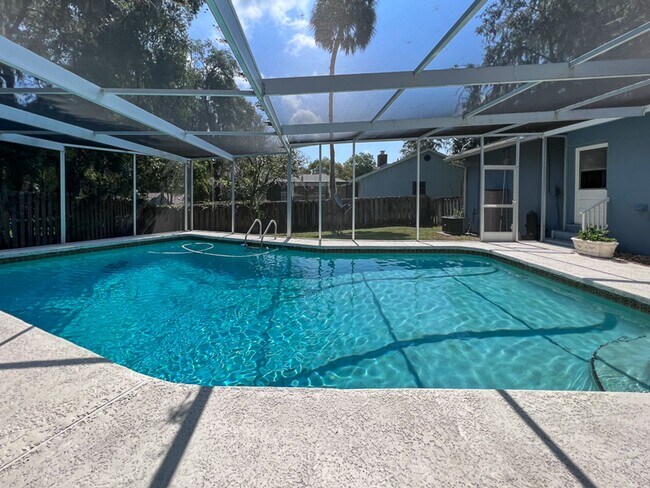 Building Photo - 3BR/2BA Pet Friendly Pool Home in McIntosh...