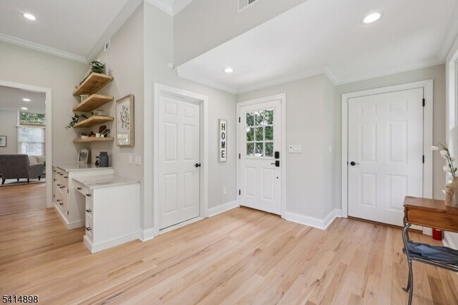 Building Photo - 5 Shores Rd